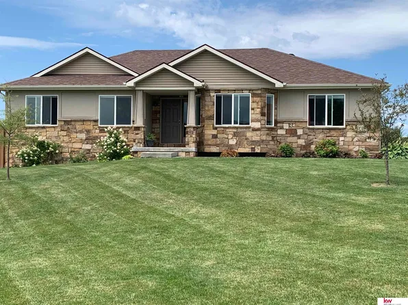 739 Spruce Ln, Palmyra, NE 68418