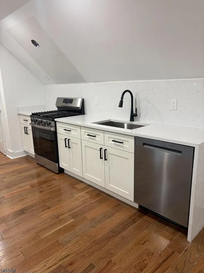 Studio, 1.0 bath, 426 sqft, $1,950 — Photo 2