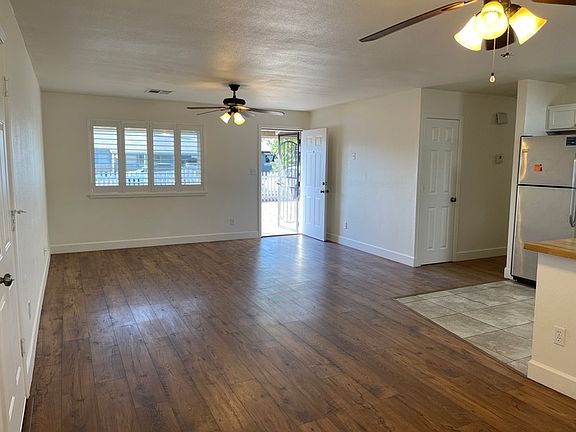 4th image of 207 E Park Ave