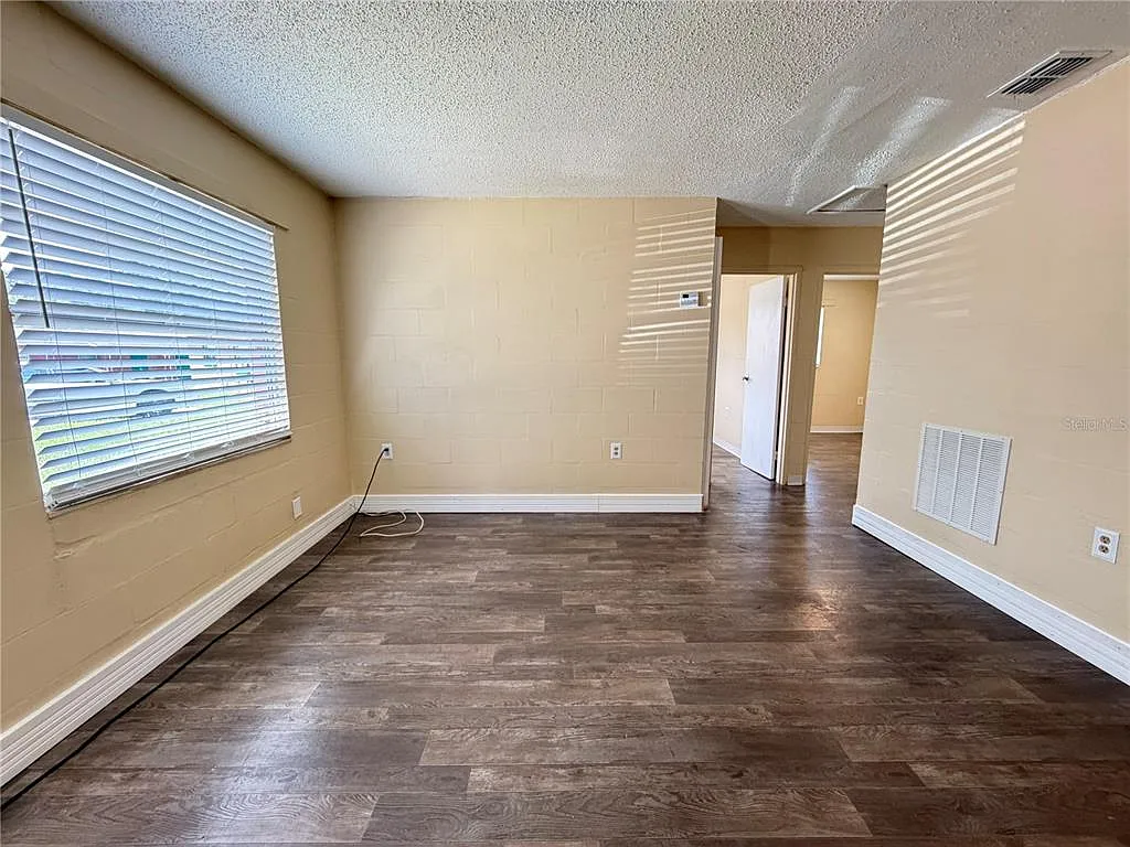 2 bed, 1.0 bath, 648 sqft, $1,200 — Photo 2