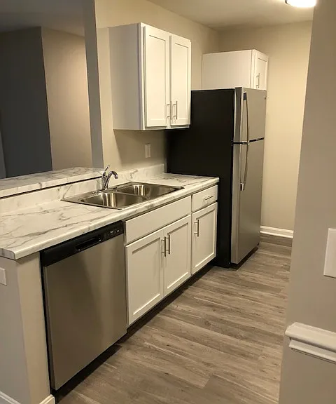 Crestwood Commons Apartments — Photo 12
