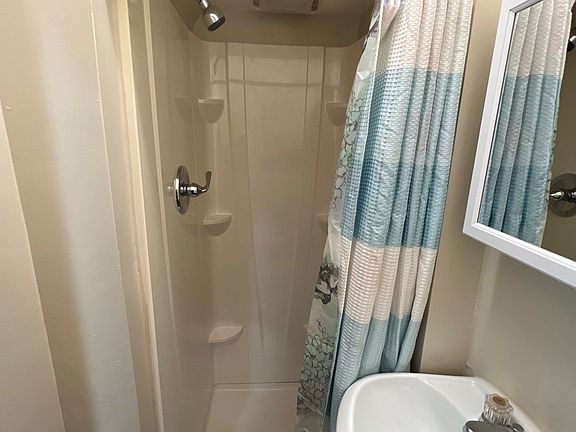 2nd image of 360 S Irvine Ave Unit 3-1