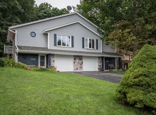 2536 Pebble Valley Rd, Waukesha, WI 53188