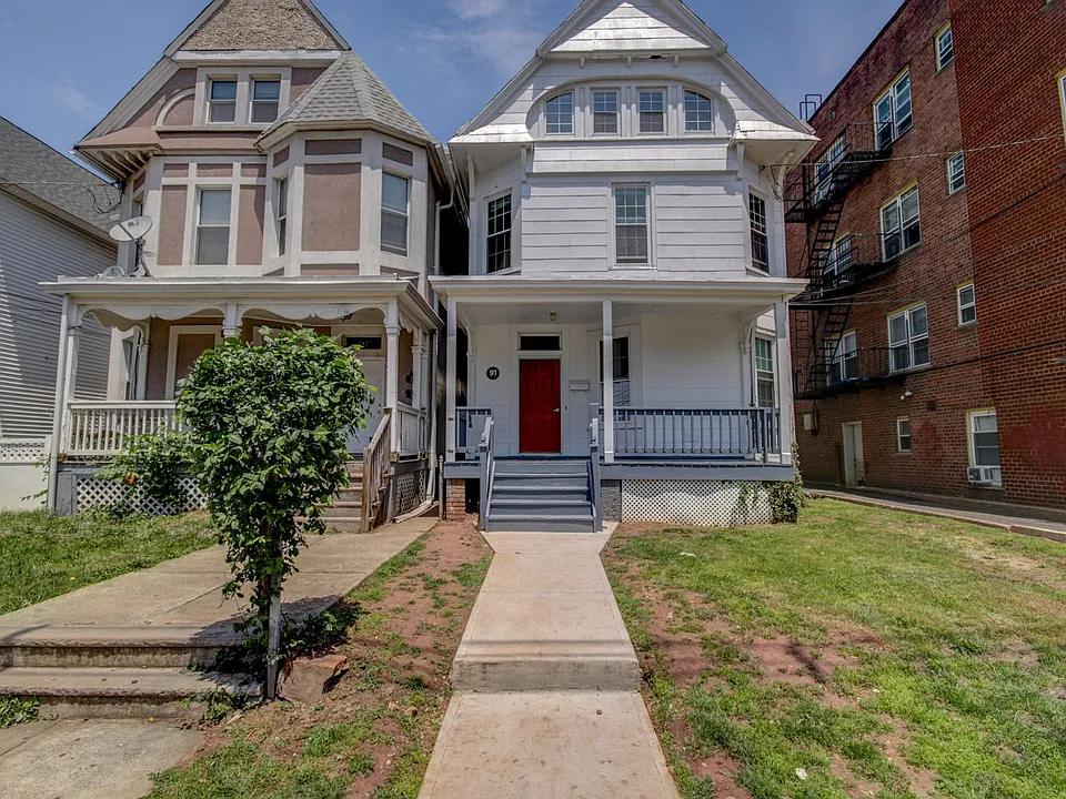 91 Easton Ave