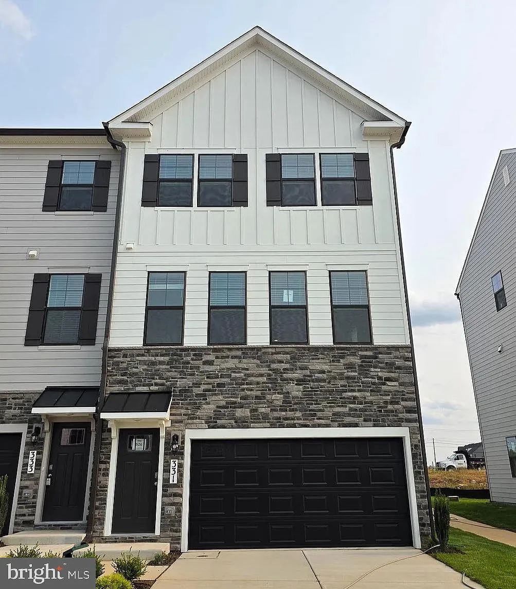 4 bed, 3.5 bath, 2382 sqft, $3,100 — Photo 1