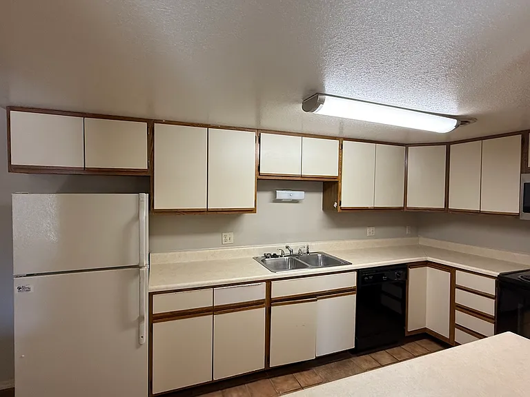 Westwind Apartments — Photo 7