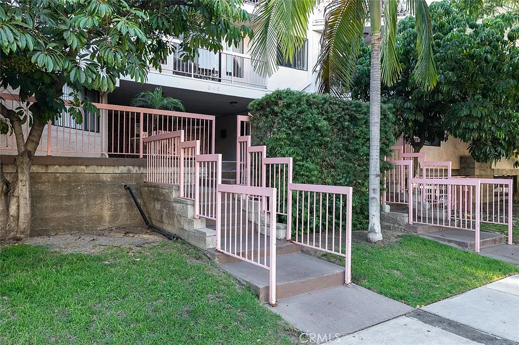 2 bed, 2.0 bath, 996 sqft, $3,400 — Photo 2