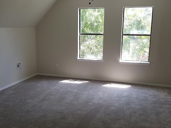 Very Large Bedrooms!!! NEW Carpet!