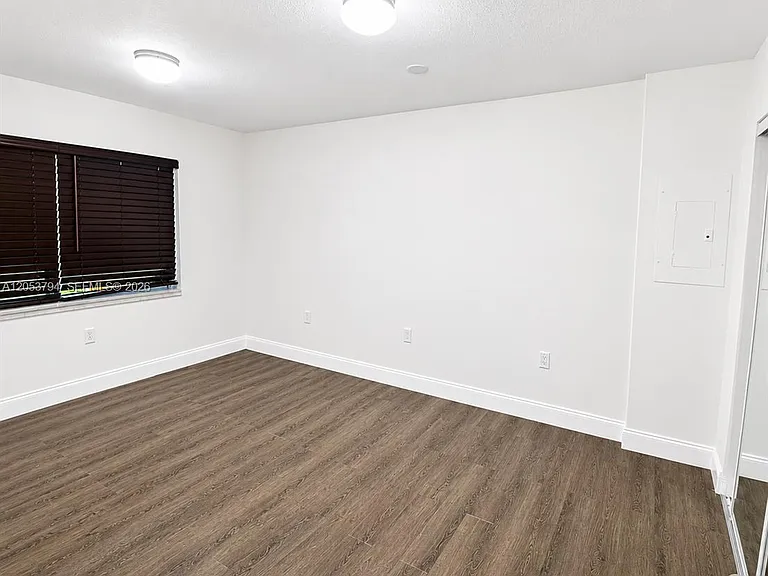 985 SW 10th St #3 — Photo 6