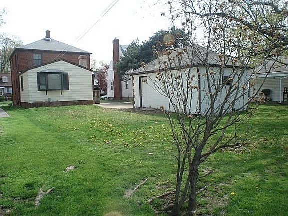 3rd image of 25460 Chatworth Dr
