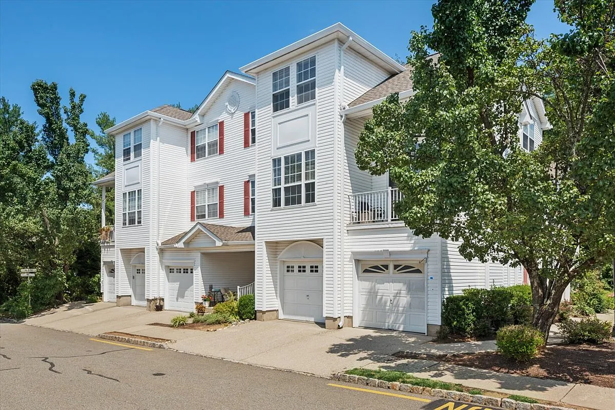 2 bed, 2.5 bath, 1700 sqft, $3,600 — Photo 2