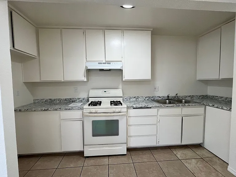 5910 Warren St — Photo 16
