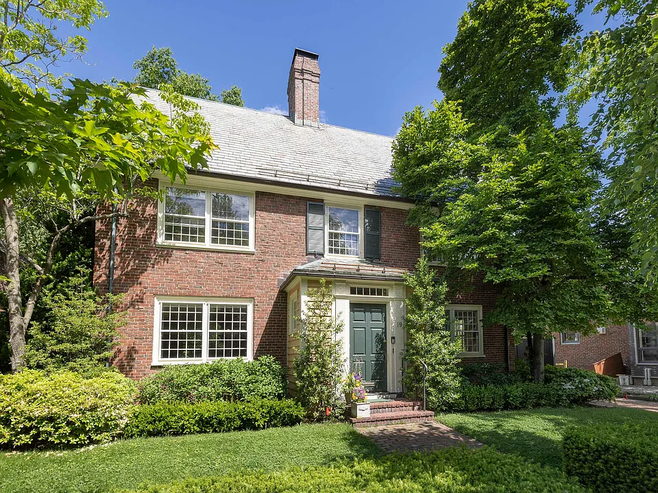 19 Gray Gdns E