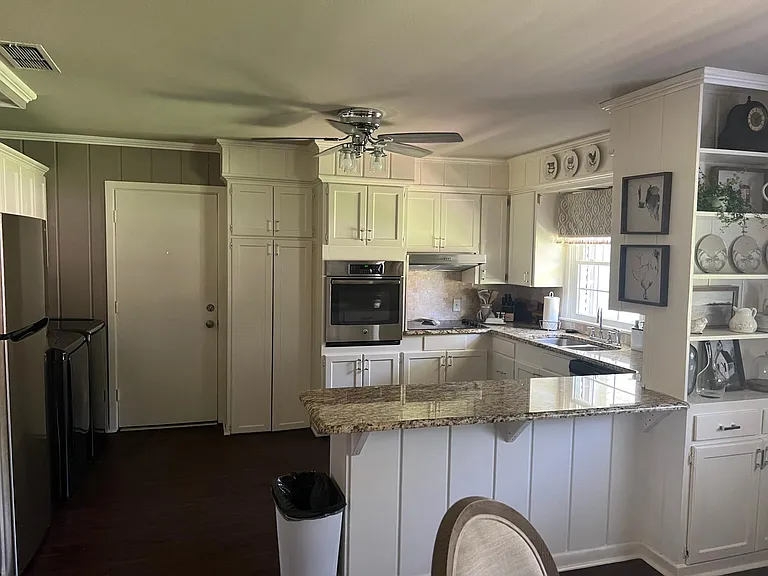 3501 McMillan Dr — Photo 2