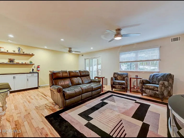 1375 Larchmont Ave — Photo 7