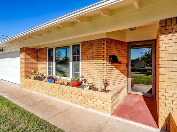 5805 Circular Dr, North Richland Hills, TX 76117