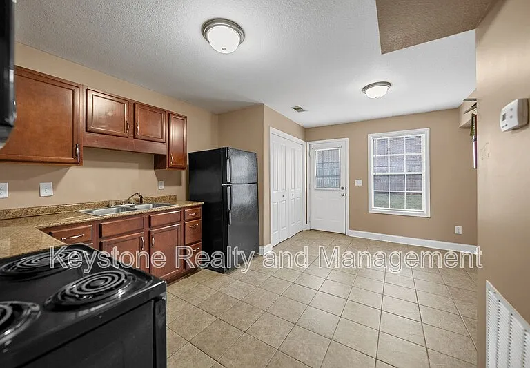 2296 McCormick Ln #J — Photo 5