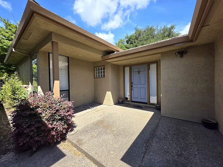 2406 Central Park Dr — Photo 3