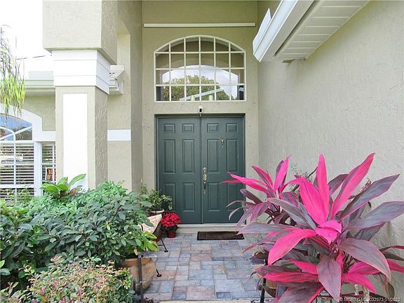 3rd image of 700 NW Waterlily Pl
