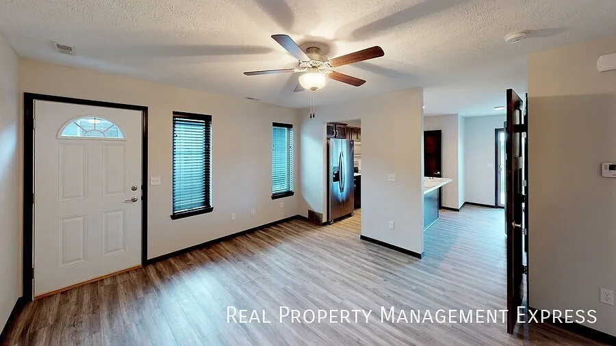 Great 3 Bed 1.5 Bath Twinhome on West side — Photo 4