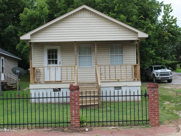 155 Martin St, Holly Springs, MS 38635