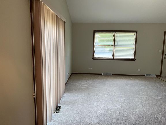 4th image of 1305 S River St #49