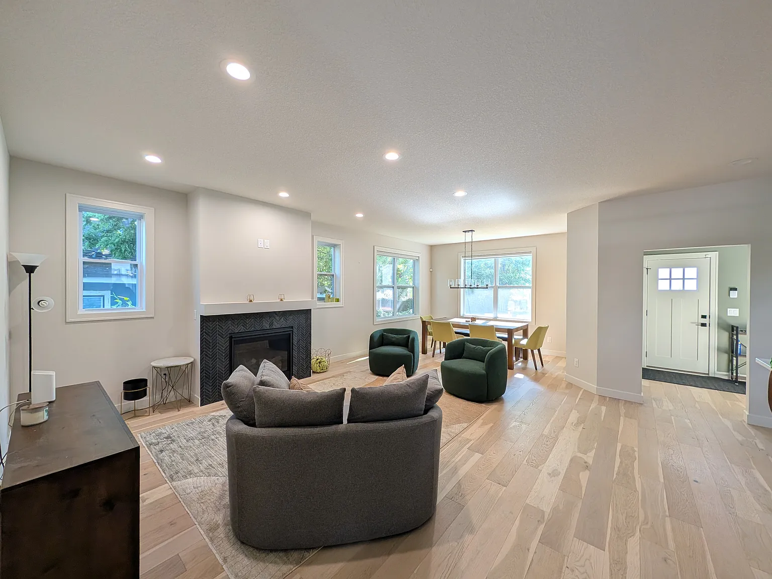 4 bed, 2854 sqft, $4,000 — Photo 3