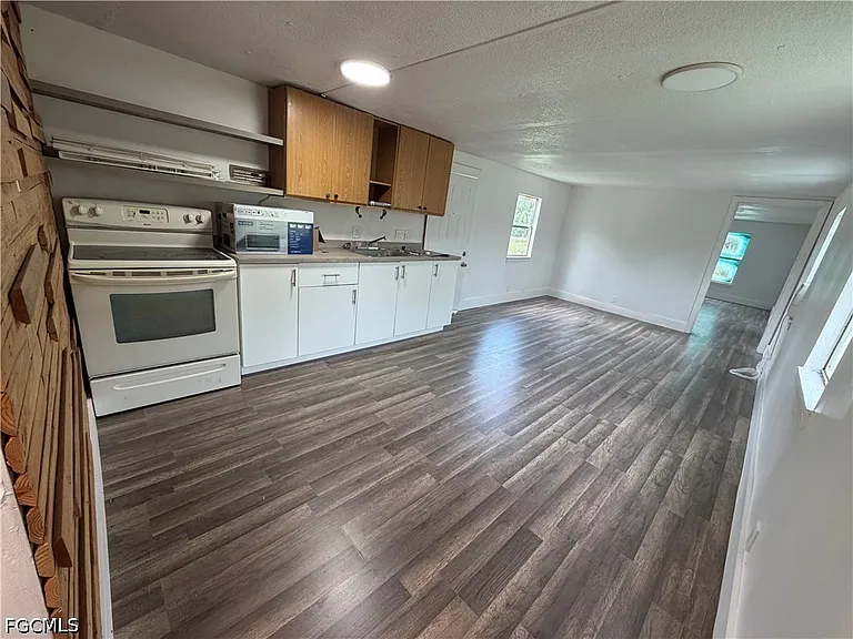 990 Riviera Ave — Photo 2