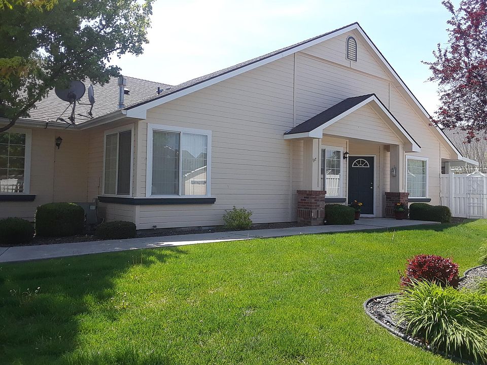 Wonderful 2 bedroom and 2 bath home in gated over 55 community !