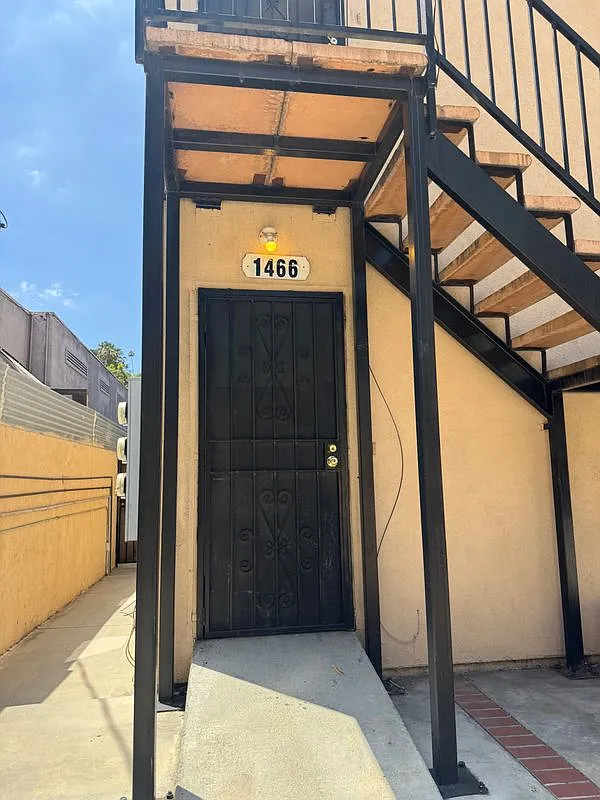 2 bed, 1.0 bath, 1100 sqft, $3,000 — Photo 2