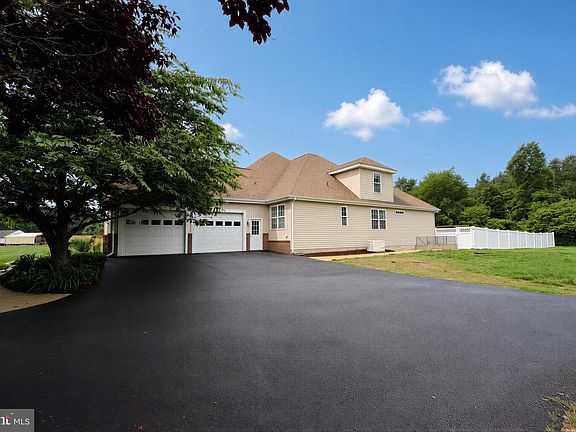 3rd image of 47805 Kittamaquund Ln