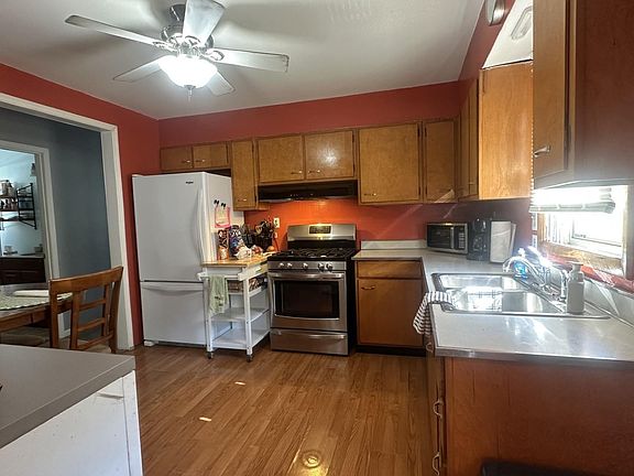 4th image of 2915 Whewell Ave