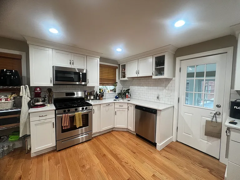 416 Circuit St — Photo 3