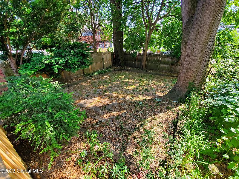 4th image of 528 Yates Street
