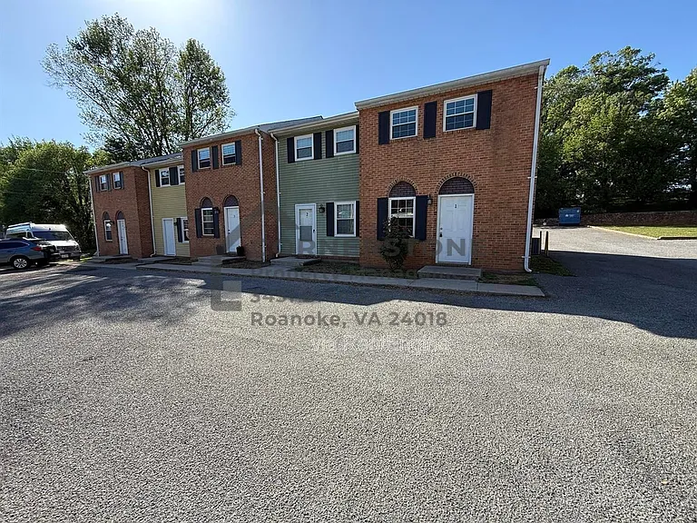 1902 Yeager Ave NE #4 — Photo 1