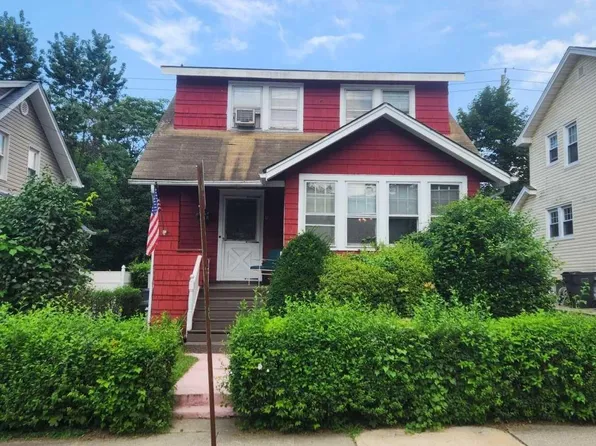 17 Dick St, Bergenfield, NJ 07621