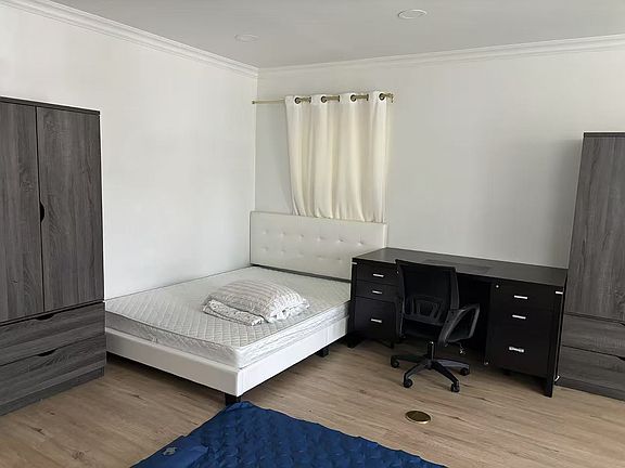 3rd image of 2551 Granville Ave Room 1