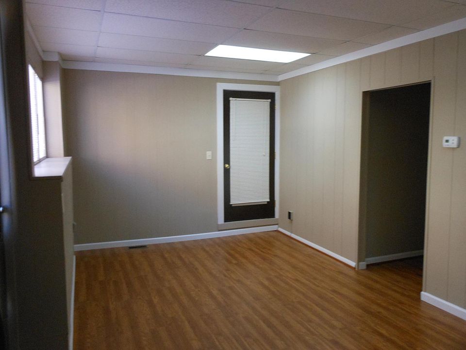 Living Room 17' x 10' 10"