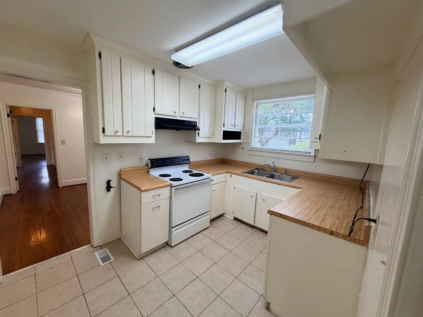 Large 3BD/2B with 2 living rooms! Walk to VSU!! — Photo 1