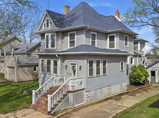 215 W 7th St, Dixon, IL 61021