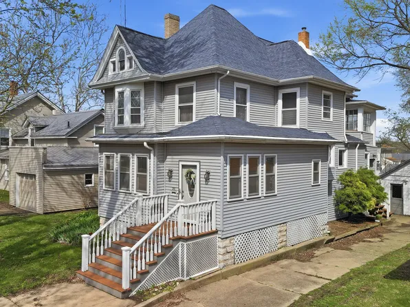 215 W 7th St, Dixon, IL 61021