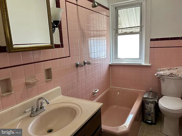 1049 Genesee St — Photo 8