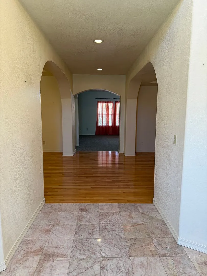 4 bedroom 3.5 bath on acreage with shop — Photo 4