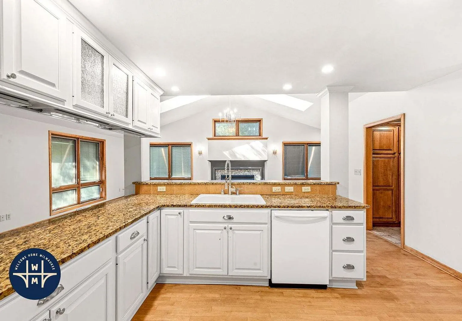 4 bed, 3.5 bath, 2104 sqft, $3,298 — Photo 3