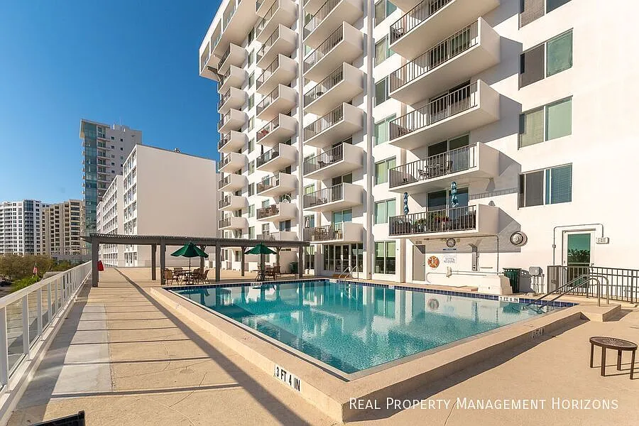 101 S Gulfstream Ave - Re-modelled 2-Bed, 2-Bath Condo in Downtown Sarasota — Photo 2
