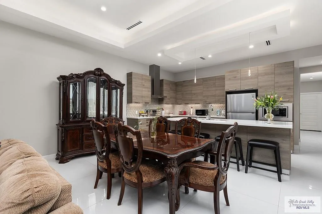 4 bed, 3.5 bath, 2000 sqft, $3,100 — Photo 4