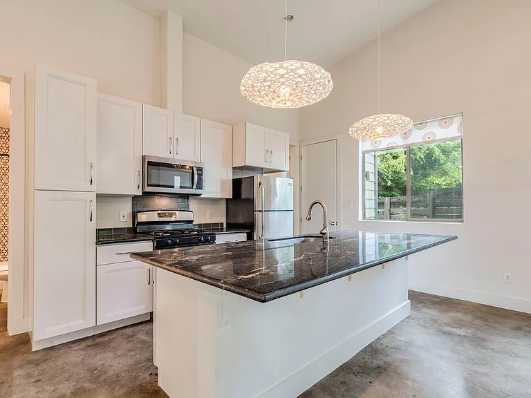 1404 Singleton Ave #B — Photo 5