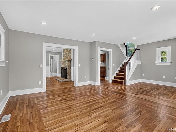 3rd image of 403 E Ellen St