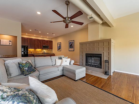 2nd image of 1100 W Cornelia Ave APT 222