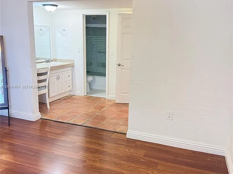 1205 Mariposa Ave #301 — Photo 14